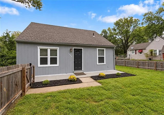 Photo 2 of Single family home for sale at 1400 E Hayward Ave, Independence, MO 64050 | MLS# 2644515 | Listing updated on 2026-10-02