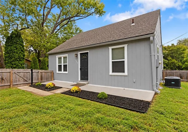 Photo 3 of Single family home for sale at 1400 E Hayward Ave, Independence, MO 64050 | MLS# 2644515 | Listing updated on 2026-10-02