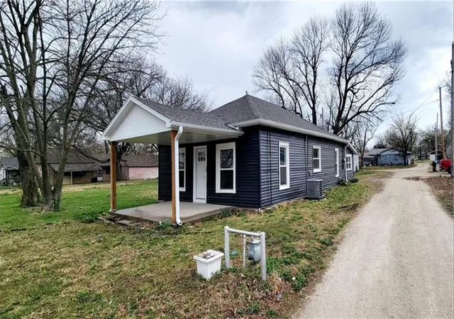 Photo 1 of Single family home for sale at 615 N Oak St, Iola, KS 66749 | MLS# 2644530 | Listing updated on 2026-10-02