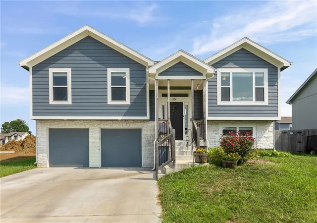 Photo 1 of Single family home for sale at 1904 Hawk View, Harrisonville, MO 64701 | MLS# 2644538 | Listing updated on 2026-10-04