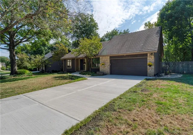 Photo 4 of Single family home for sale at 11269 Hadley St, Overland Park, KS 66210 | MLS# 2644539 | Listing updated on 2026-10-01
