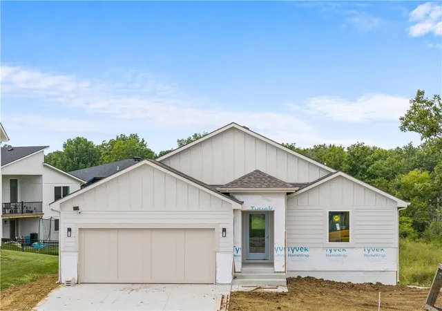 Photo 1 of Single family home for sale at 2002 Se Oak Ridge Dr, Oak Grove, MO 64075 | MLS# 2644542 | Listing updated on 2026-10-03