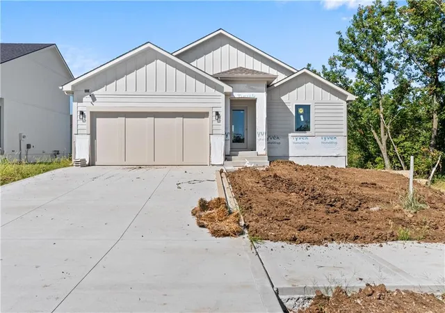 Photo 2 of Single family home for sale at 2002 Se Oak Ridge Dr, Oak Grove, MO 64075 | MLS# 2644542 | Listing updated on 2026-10-03