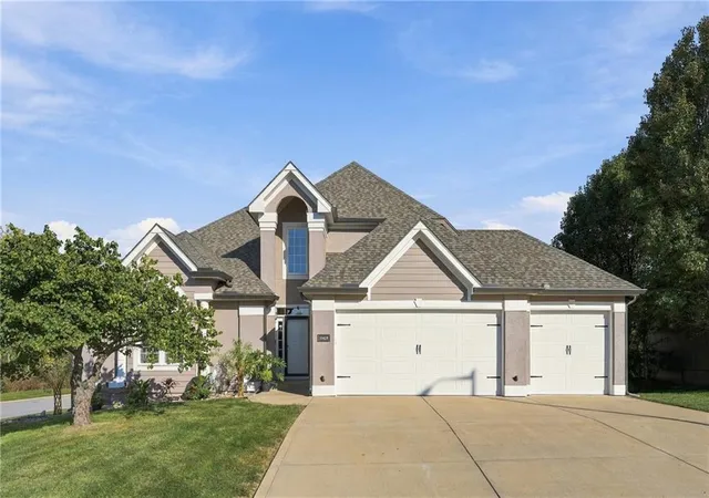 Photo 1 of Single family home for sale at 10429 N Lawn Ave, Kansas City, MO 64156 | MLS# 2644548 | Listing updated on 2026-10-09