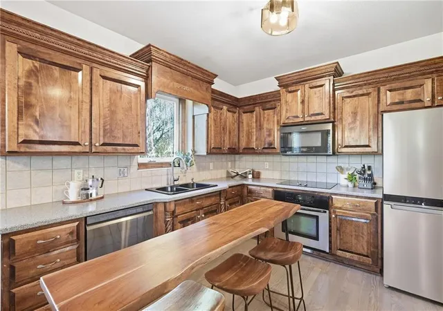 Photo 4 of Single family home for sale at 10429 N Lawn Ave, Kansas City, MO 64156 | MLS# 2644548 | Listing updated on 2026-10-09