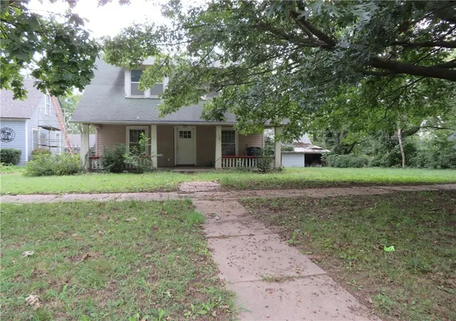 Photo 2 of Single family home for sale at 809 Liberty St, Oskaloosa, KS 66066 | MLS# 2644561 | Listing updated on 2026-10-01