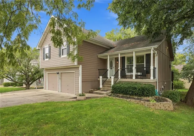 Photo 1 of Single family home for sale at 1337 NE Foxwood Dr, Lees Summit, MO 64086 | MLS# 2644563 | Listing updated on 2026-10-02