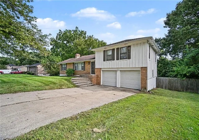Photo 2 of Single family home for sale at 6005 Laurel Ave, Raytown, MO 64133 | MLS# 2644571 | Listing updated on 2026-10-01