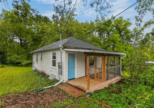 Photo 1 of Single family home for sale at 6813 Manchester Ave, Kansas City, MO 64133 | MLS# 2644577 | Listing updated on 2026-10-02