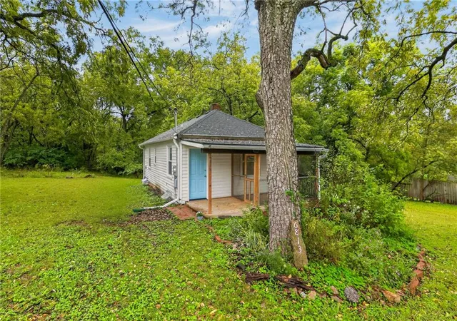 Photo 2 of Single family home for sale at 6813 Manchester Ave, Kansas City, MO 64133 | MLS# 2644577 | Listing updated on 2026-10-02