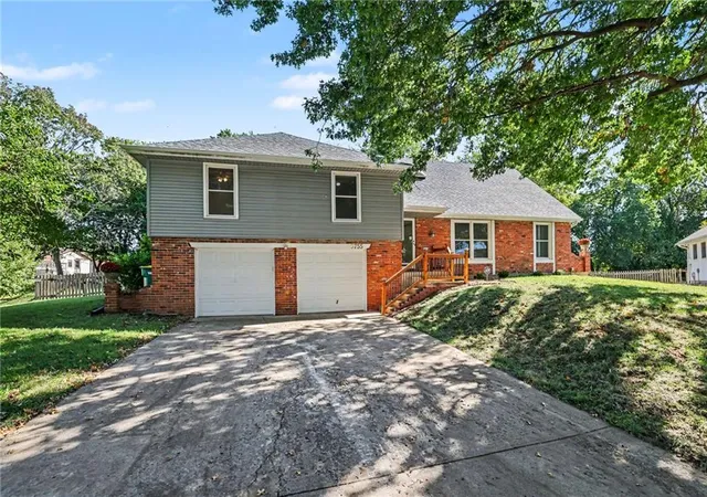 Photo 3 of Single family home for sale at 5755 Richards Cir, Shawnee, KS 66216 | MLS# 2644588 | Listing updated on 2026-10-09