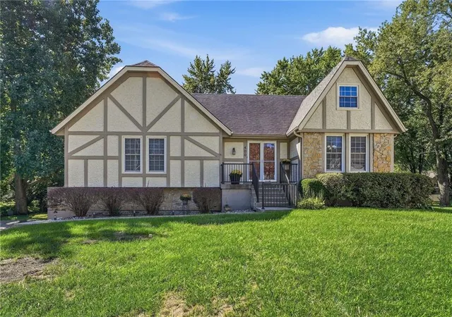 Photo 1 of Sale Pending at 400 Ne Dogwood Ln, Lees Summit, MO 64086 | MLS# 2644594 | Listing updated on 2026-10-05