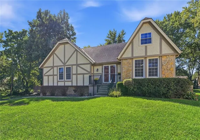 Photo 2 of Sale Pending at 400 Ne Dogwood Ln, Lees Summit, MO 64086 | MLS# 2644594 | Listing updated on 2026-10-05