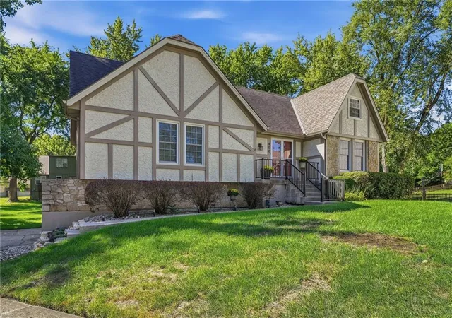 Photo 3 of Sale Pending at 400 Ne Dogwood Ln, Lees Summit, MO 64086 | MLS# 2644594 | Listing updated on 2026-10-05