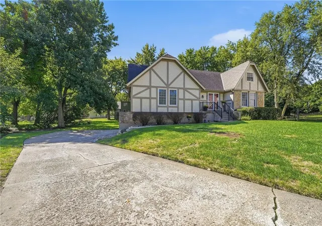 Photo 3 of Sale Pending at 400 NE Dogwood Ln, Lees Summit, MO 64086 | MLS# 2644594 | Listing updated on 2026-10-05