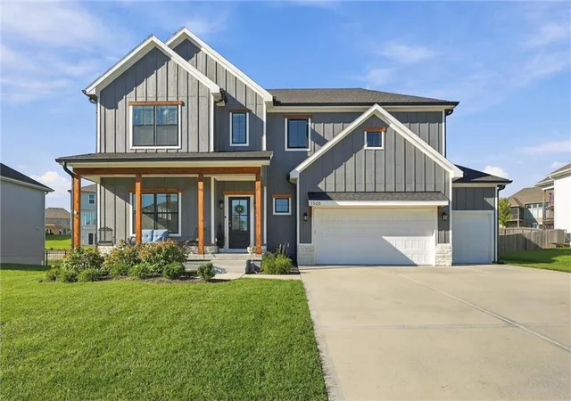 Photo 1 of Single family home for sale at 1025 Nw 95th Terrace, Kansas City, MO 64155 | MLS# 2644612 | Listing updated on 2026-10-08