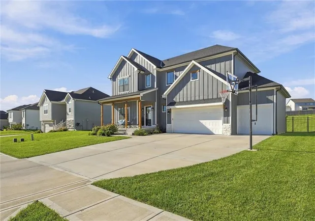 Photo 2 of Single family home for sale at 1025 Nw 95th Terrace, Kansas City, MO 64155 | MLS# 2644612 | Listing updated on 2026-10-08