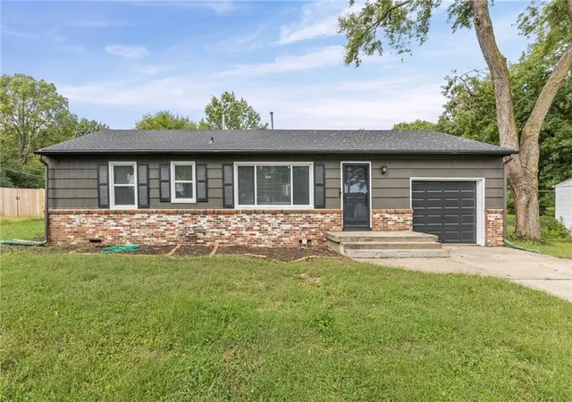 Single family home for sale at 11804 Lawndale Ave, Kansas City, MO 64137 | MLS# 2644623