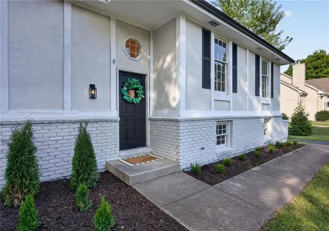Photo 4 of Sale Pending at 10610 W 170th Terrace, Overland Park, KS 66221 | MLS# 2644625 | Listing updated on 2026-10-07