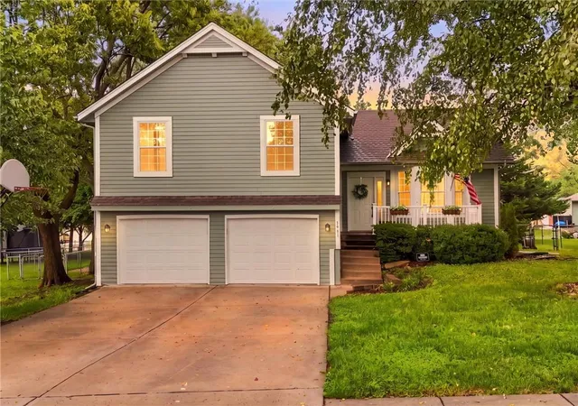 Photo 2 of Single family home for sale at 1711 Sunset Dr, Kearney, MO 64060 | MLS# 2644626 | Listing updated on 2026-10-06