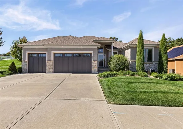 Single family home for sale at 5866 S National Dr, Kansas City, MO 64152 | MLS# 2644631