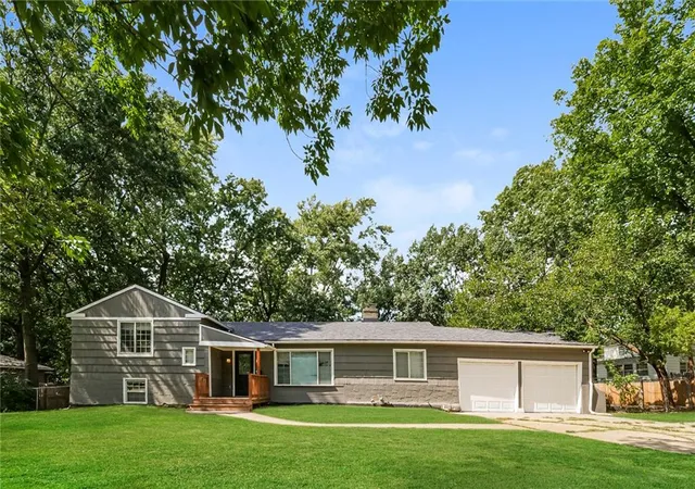 Photo 1 of Sale Pending at 7606 Ward Pkwy, Kansas City, MO 64114 | MLS# 2644634 | Listing updated on 2026-10-01