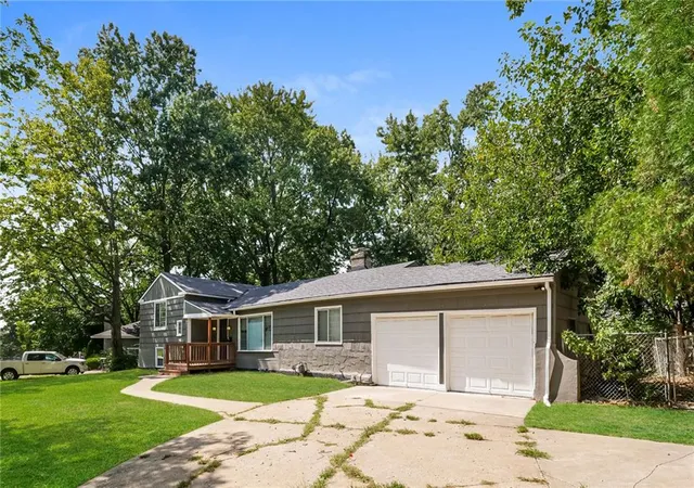 Photo 2 of Sale Pending at 7606 Ward Pkwy, Kansas City, MO 64114 | MLS# 2644634 | Listing updated on 2026-10-01