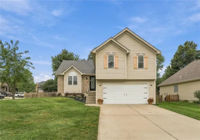 Photo 2 of Single family home for sale at 1104 Regency Dr, Kearney, MO 64060 | MLS# 2644636 | Listing updated on 2026-10-03
