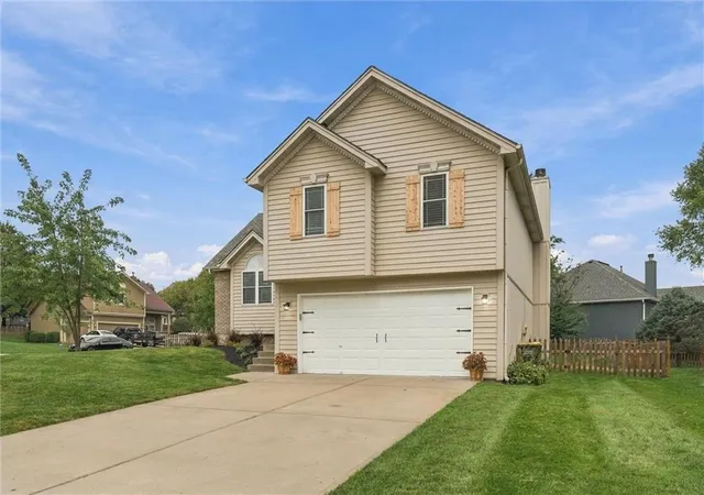 Photo 3 of Single family home for sale at 1104 Regency Dr, Kearney, MO 64060 | MLS# 2644636 | Listing updated on 2026-10-03