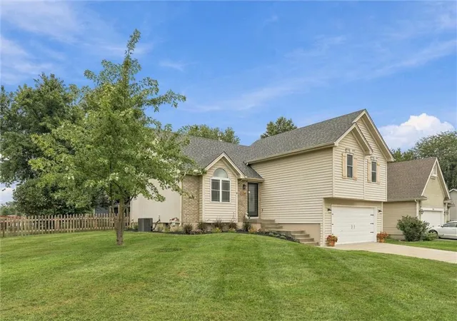 Photo 3 of Single family home for sale at 1104 Regency Dr, Kearney, MO 64060 | MLS# 2644636 | Listing updated on 2026-10-03