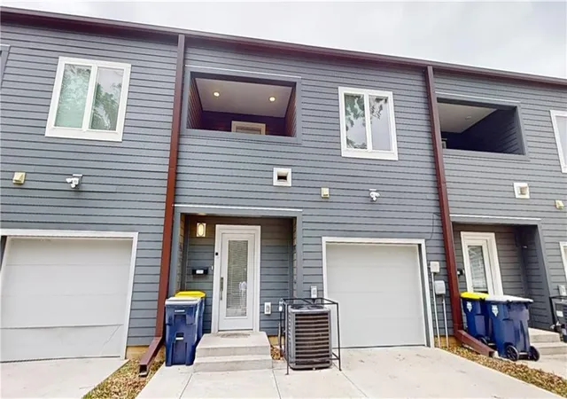 Photo 2 of Townhouse for sale at 2355 E 27th Street, Kansas City, MO 64109 | MLS# 2644641 | Listing updated on 2026-10-20