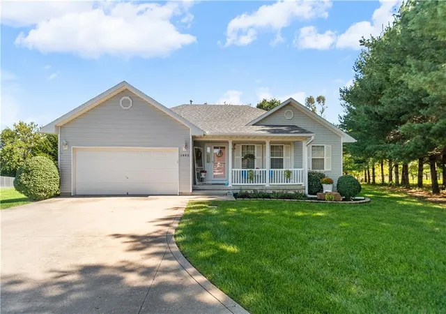 Single family home for sale at 1402 Sam Den Cir, Cameron, MO 64429 | MLS# 2644642
