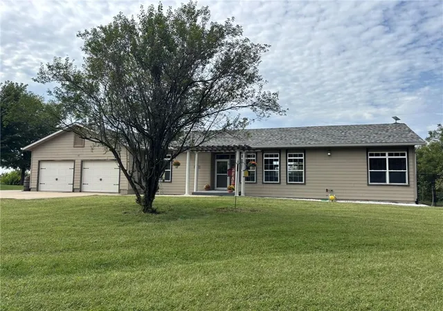 Photo 2 of Sale Pending at 9510 Se State Route 371, Saint Joseph, MO 64507 | MLS# 2644647 | Listing updated on 2026-10-18