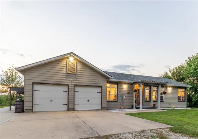 Photo 3 of Sale Pending at 9510 Se State Route 371, Saint Joseph, MO 64507 | MLS# 2644647 | Listing updated on 2026-10-18