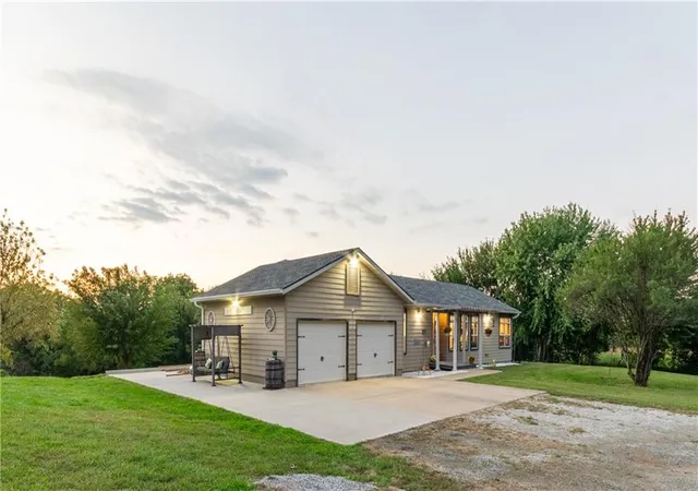 Photo 3 of Sale Pending at 9510 SE State Route 371, Saint Joseph, MO 64507 | MLS# 2644647 | Listing updated on 2026-10-18