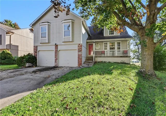 Photo 1 of Single family home for sale at 3325 S Sioux Ct, Independence, MO 64057 | MLS# 2644650 | Listing updated on 2026-10-08