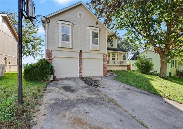 Photo 2 of Single family home for sale at 3325 S Sioux Ct, Independence, MO 64057 | MLS# 2644650 | Listing updated on 2026-10-08