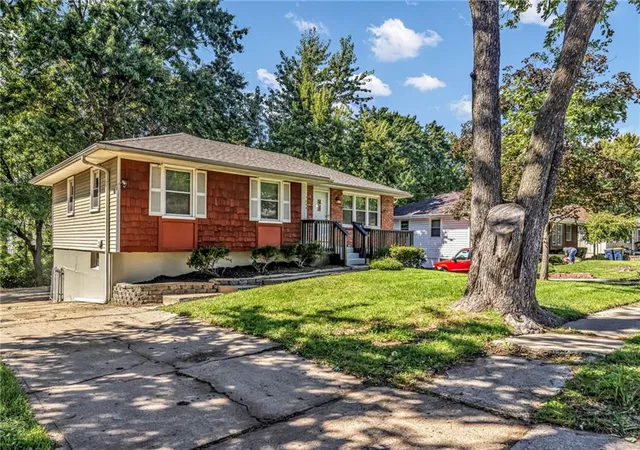 Photo 2 of Sale Pending at 7644 Nw Milrey Dr, Kansas City, MO 64152 | MLS# 2644653 | Listing updated on 2026-10-03