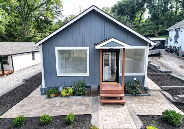 Photo 2 of Single family home for sale at 1033 Tenny Ave, Kansas City, KS 66102 | MLS# 2644663 | Listing updated on 2026-10-01