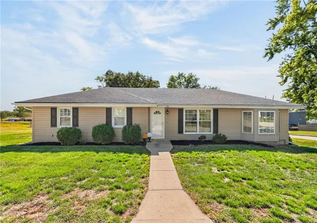 Single family home for sale at 301 2nd Street, Smithville, MO 64089 | MLS# 2644664