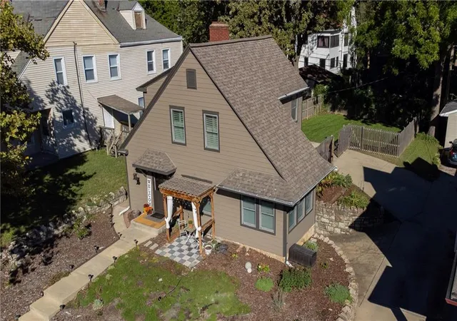Single family home for sale at 3729 State Line Rd, Kansas City, MO 64111 | MLS# 2644674