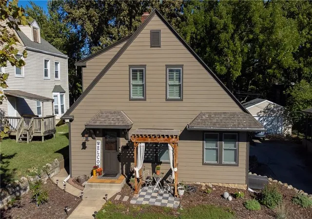Photo 1 of Single family home for sale at 3729 State Line Rd, Kansas City, MO 64111 | MLS# 2644674 | Listing updated on 2026-10-09