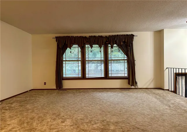 Photo 3 of Single family home for sale at 140 White Ridge Dr, Maryville, MO 64468 | MLS# 2644675 | Listing updated on 2026-10-01