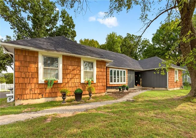 Photo 1 of Single family home for sale at 122 W Carlton St, Frontenac, KS 66763 | MLS# 2644694 | Listing updated on 2026-10-04