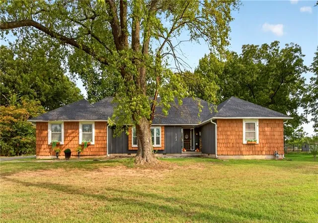 Photo 2 of Single family home for sale at 122 W Carlton St, Frontenac, KS 66763 | MLS# 2644694 | Listing updated on 2026-10-04
