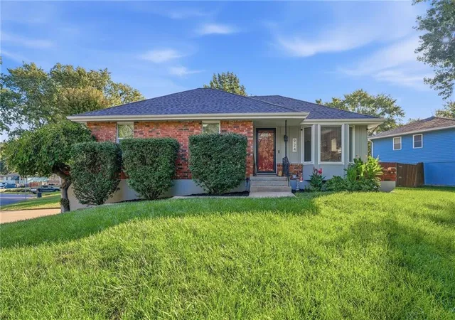 Photo 1 of Single family home for sale at 924 Sw Speas Dr, Blue Springs, MO 64014 | MLS# 2644700 | Listing updated on 2026-10-03