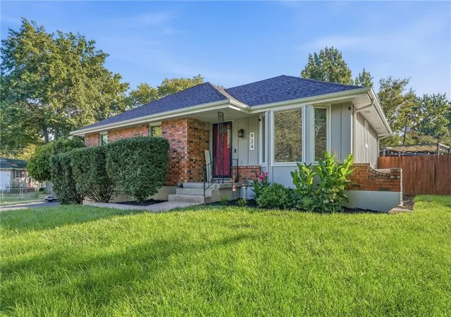 Photo 2 of Single family home for sale at 924 Sw Speas Dr, Blue Springs, MO 64014 | MLS# 2644700 | Listing updated on 2026-10-03