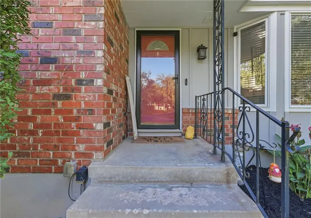 Photo 3 of Single family home for sale at 924 SW Speas Dr, Blue Springs, MO 64014 | MLS# 2644700 | Listing updated on 2026-10-03