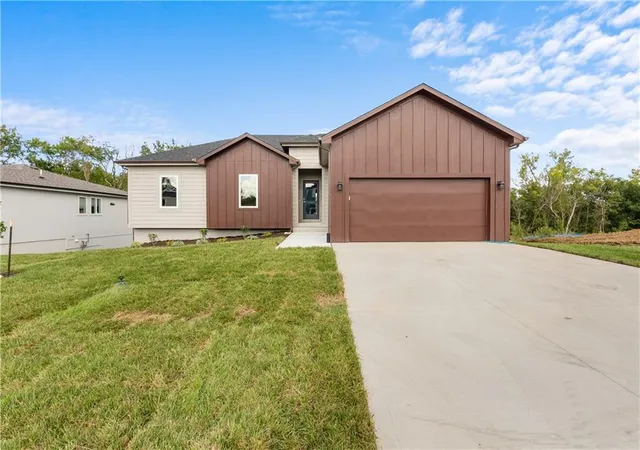 Photo 2 of Single family home for sale at 612 Se 21st Street, Oak Grove, MO 64075 | MLS# 2644725 | Listing updated on 2026-10-03