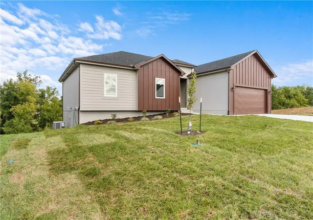 Photo 3 of Single family home for sale at 612 Se 21st Street, Oak Grove, MO 64075 | MLS# 2644725 | Listing updated on 2026-10-03